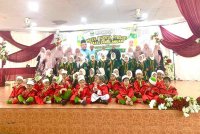 Murid-murid Pasti Darul Anuar, Pulau Melaka yang diraikan bergambar kenangan bersama tetamu dan guru.