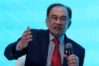 Perdana Menteri, Datuk Seri Anwar Ibrahim (kiri) bercakap pada sesi Youth 4 Sustainability (Y4S) Forum and Hub sempena Minggu Kelestarian Abu Dhabi (ADSW) 2025 di Pusat Pameran Kebangsaan Abu Dhabi (ADNEC) pada Selasa. Foto Bernama