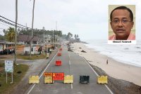 Jalan di tepian pantai di Kampung Tanjung, Batu Rakit terpaksa ditutup kerana mengalami kerosakan akibat hakisan ekoran dibadai ombak besar sejak beberapa hari lalu. 