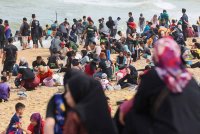 Orang ramai tidak melepaskan peluang untuk mengutip kerang yang terdampar berikutan fenomena ombak besar yang melanda di Pantai Sura pada Rabu.