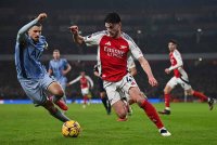 Rice (kanan) bersaing mendapatkan bola dengan pemain Spurs, Radu Dragusin dalam aksi EPL di Stadium Emirates. - Foto AFP