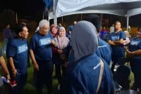 Hamzah (tiga dari kiri) beramah mesra dengan ahli Bersatu Sabah dalam program Jelajah Bersatu Sabah di Sepanggar, Kota Kinabalu.