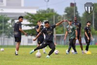 Polis akan menempatkan 400 pegawai dan anggota untuk mengawal keselamatan sepanjang perlawanan separuh akhir pertama Piala Malaysia di Stadium Sultan Mizan Zainal Abidin (SSMZA), Gong Badak, malam esok.