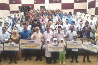 Mohd Sabirin (tiga dari kiri) bersama tetamu jemputan yang menghadiri Program Simbolik Agihan Bantuan Pendidikan Tahun 2025 LZS pada Khamis.