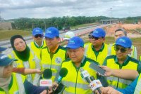 Nanta (tengah) ketika sidang akhbar selepas meninjau Projek Pembinaan Lorong Tambahan Lebuhraya Utara Selatan (PLUS) Fasa 1 Senai Utara-Sedenak pada Khamis.