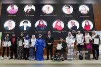 Ketua Pegawai Eksekutif Antah Healthcare Group, Tunku Datuk Mohamed Alaudin Tunku Naquiyuddin (tengah) bergambar bersama penerima anugerah pada majlis Malaysia GPM Sustainability Award 2024 yang diadakan pada Khamis. FOTO SINAR HARIAN/ ROSLI TALIB.