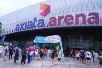 Orang ramai beratur untuk memasuki Arena Axiata bagi menyaksikan Kejohanan Badminton Terbuka PETRONAS 2025 pada Sabtu.