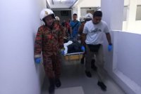 Seorang remaja lelaki berusia 17 tahun ditemui maut selepas dipercayai terjatuh dari tingkat 16 sebuah pangsapuri. Foto Bomba