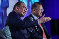 Anwar ketika menjawab pertanyaan pada sesi dialog sempena program InvestMalaysia di London, United Kingdom (UK) pada Khamis. Foto Bernama