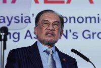 Anwar ketika menyampaikan ucaptama pada perasmian program Invest Malaysia di London, United Kingdom pada Khamis. Foto Bernama