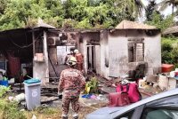 Keadaan rumah yang terbakar mengorbankan tiga sekeluarga di Jalan Limau Manis, Kampung Oren di sini, pada awal pagi Jumaat.