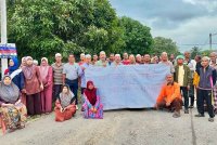 Penduduk yang berkumpul bagi melakukan bantahan aman pada Jumaat. Foto SINAR HARIAN-ADILA SHARINNI WAHID.