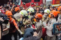 Lima mayat telah dikeluarkan pada Jumaat daripada kebakaran yang berlaku di sebuah pusat beli-belah di bahagian barat Jakarta pada Rabu malam. Foto Kompas/ Agensi