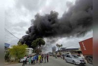 Asap hitam menyelubungi sekitar lokasi kebakaran.