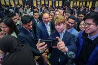 Anwar beramah mesra bersama para jemputan pada majlis makan malam dan ramah mesra Perdana Menteri bersama Diaspora Malaysia di United Kingdom. Foto Bernama