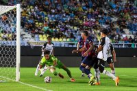 Penjaga gol TFC, Muhammad Rahadiazli Rahalim (kiri) menyelamatkan percubaan gol pemain JDT, Bergson Da Silva pada saingan separuh akhir pertama Piala Malaysia di Stadium Sultan Mizan Zainal Abidin, Gong Badak. Foto Bernama