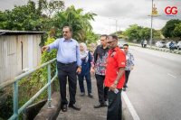 Isu yang sama turut menarik perhatian Gunaraj Gorge (kiri) yang turut turun padang meninjau ke kawasan terbabit - Foto Pejabat ADUN Sentosa 