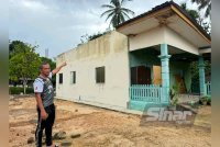 Rumah tiada bumbung kerana dipukul ribut. FOTO SINAR HARIAN-ADILA SHARINNI WAHID.