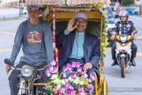 Mohd Nassuruddin dibawa menaiki beca sempena Kerajaan Kelantan mengumumkan kenaikan elaun pengayuh beca daripada RM100 ke RM500 setiap bulan bermula Januari ini. Foto MB