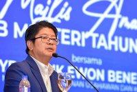 Ewon Benedick menyampaikan ucapan pada Majlis Amanat 2025 di Menara Kembar Bank Rakyat, pada Rabu. Foto Bernama