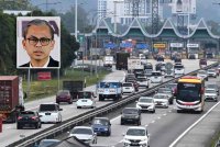 Kementerian Kerja Raya memaklumkan dasar pemberian tol percuma untuk semua perayaan utama tidak akan diteruskan bermula tahun ini termasuk bagi sambutan Tahun Baharu Cina tidak lama lagi. - Gambar hiasan (Gambar kecil: Fahmi)