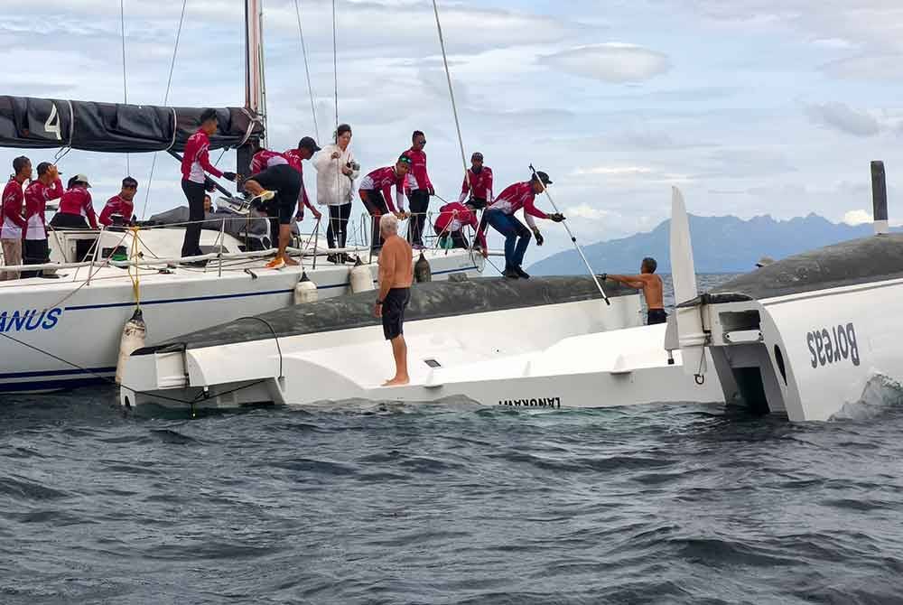 Kapal layar Boreas dari Australia yang bertanding dalam kelas Multihull terbalik ketika perlumbaan pada Kejohanan Regatta Antarabangsa Diraja Langkawi (RLIR) 2025 hari ini. - Foto: Bernama