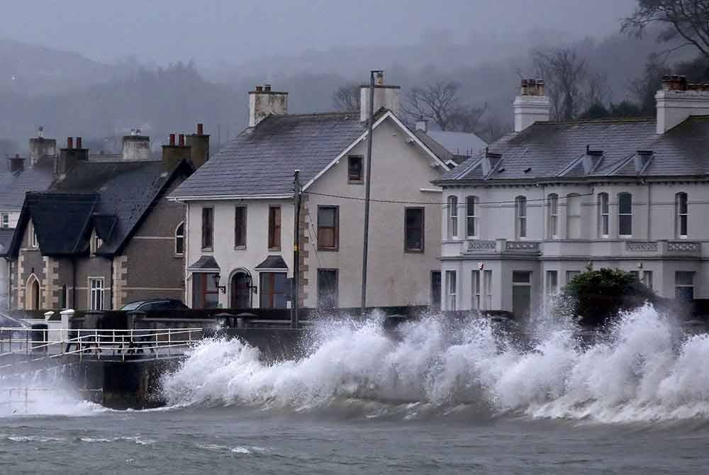 Ribut Eowyn cetus gangguan perjalanan di UK, Ireland