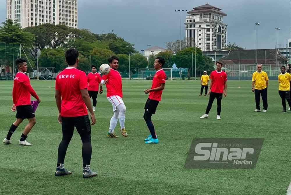 Peserta yang menyertai pemilihan pemain KRW FC. FOTO SINAR HARIAN-ADILA SHARINNI WAHID.