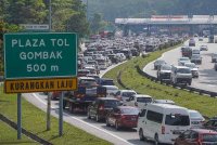 Pengumuman diskaun tol sebanyak 50 peratus sempena cuti Tahun Baharu Cina 2025 boleh dianggap sebagai buah tangan kerajaan kepada pengguna jalan raya. Gambar hiasan