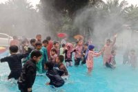 Kanak-kanak gembira bermain air bomba ketika Program Khitan Jama&#039;ie di Masjid Kariah Pekan Labu,, Seremban pada Ahad.