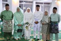 Muhammad Sanusi (kiri) dan Jusmalailani (dua, kiri) bersama Nurul Fatihah dan pasangannya, Muhammad Luqman selepas majlis akad nikah.