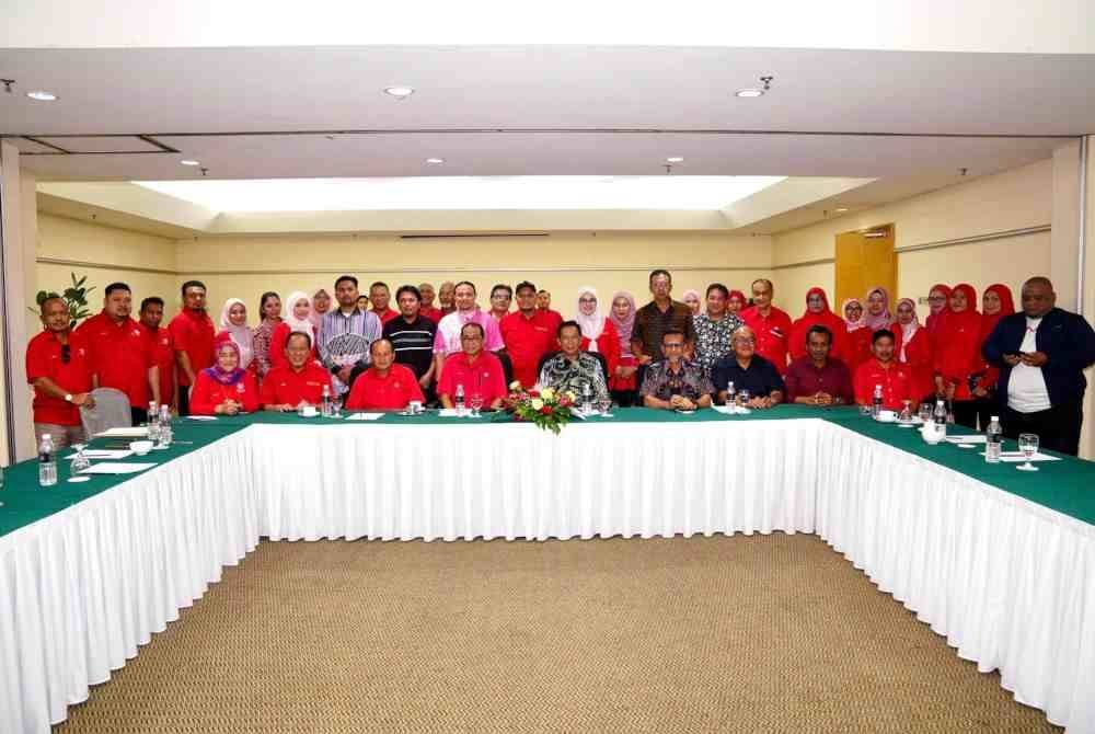 Mohamed Khaled (duduk tengah) bergambar kenangan bersama pemimpin UMNO Negeri Sembilan.