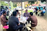 Mohd Azmawi Fikri (tengah) bertemu rakyat di kedai kopi untuk mendengar permasalahan yang mereka hadapi.