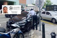 Sikap tidak peduli sesetengah mereka yang gemar meletakkan kenderaan di tempat larangan secara tidak langsung memberi kesan kepada keselamatan orang awam dan menyebabkan kesesakan trafik yang teruk. - Gambar hiasan