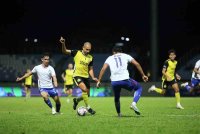 Pemain Perak FC, Clayton Da Silveira Da Silva (tengah) diasak pemain pasukan Kelantan Darul Naim FC pada saingan Liga Super Malaysia 2024/2025 di antara Perak FC dan Kelantan Darul Naim FC di Stadium Majlis Perbandaran Manjung, pada Ahad. Foto Bernama