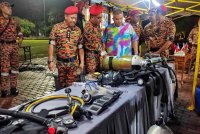 Rais (tiga, kiri) ketika melawat pameran di khemah Pos Kawalan Bomba pada Majlis Pelancangan Kesiapsiagaan Jabatan Bomba dan Penyelamat Malaysia Melaka Sempena Ops Perayaan Tahun Baharu Cina di Dataran Ayer Keroh, di sini, pada malam Ahad.