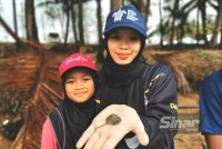 Peserta Program Jom Menjejak Anak Belangkas di pesisir Sungai Marang menunjukkan haiwan yang berjaya ditangkap dan akan dilepaskan semula ke habitat asalnya itu.