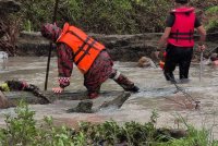 Operasi mencari dan menyelamat kanak-kanak lelaki yang dikhuatiri lemas selepas dipercayai terjatuh ke dalam longkang ketika mahu mengambil selipar di Taman Kota Jaya, Kota Tinggi pada Isnin.- Foto JBPM