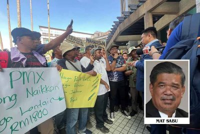 Sekumpulan ahli PeSAWAH mengadakan demonstrasi aman di pekarangan Wisma Tani di Putrajaya pada Isnin.