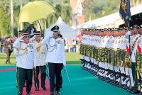 Yang Dipertuan Besar Negeri Sembilan Tuanku Muhriz Ibni Almarhum Tuanku Munawir berkenan memberi tabik hormat kepada Barisan Kawalan Kehormatan Utama dari 71 Rejimen Semboyan Diraja Pemerintahan Medan Barat ketika Istiadat Kawalan Kehormatan Utama bersempena Hari Keputeraan Ke-77 baginda di perkarangan Istana Besar Seri Menanti, 14 Januari lalu. Foto Bernama 