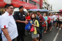 Vijaya (dua dari kiri) ketika ditemui semasa program Walkabout sempena Tahun Baharu Cina di Pasar Pagi Eng Ann pada Selasa.