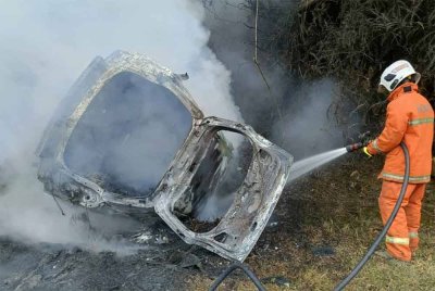 Empat individu nyaris maut selepas kereta dinaiki mereka terbabas dan terbakar dalam kejadian di Lebuhraya Timur Barat, Jeli pada Selasa. FOTO: JBPM