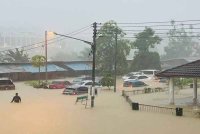 Banjir kenderaan ditenggelami banjir yang melanda Sarawak ketika ini. Foto Facebook