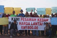 Pesawah di Sungai Limau Dalam, Yan, memohon harga lantai padi dinaikkan daripada RM1,300 kepada RM1,800 per tan.