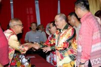 Hajiji beramah mesra dengan masyarakat Tionghua ketika hadir pada Majlis Rumah Terbuka Tahun Baharu Cina 2025 peringkat daerah Sandakan di Dewan Yu Yuan di Sandakan.