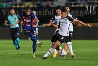 Kapten Terengganu, Shahrul Nizam (kanan) ketika menghalang percubaan pemain JDT, Bergson da Silva dalam aksi Liga Super pada Januari lalu. Foto Terengganu FC