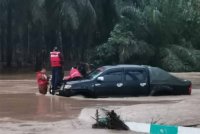 Empat beranak terperangkap dalam pacuan empat roda ketika melalui laluan ditenggelami banjir di Kampung Paris 2, Kinabatangan.