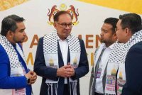 Sani Araby (kiri) bersama Anwar semasa pertemuan di Parlimen Malaysia membincangkan isu Palestin pada Oktober 2023.