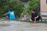 Penduduk kampung menggunakan perahu di Kampung Hulu Serian yang dilanda banjir untuk berpindah. Foto Bernama