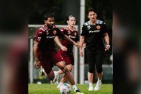 Kinoshi (kanan) memantau sesi latihan pemain Selangor FC. Foto: FB SELANGOR FC